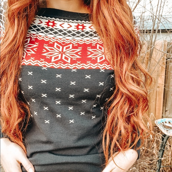 Beautiful Boutique Ski Style Sweater - Picture 2 of 2